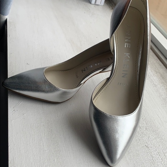 ANNE KLEIN - POINTY SILVER HEELS - Picture 4 of 8